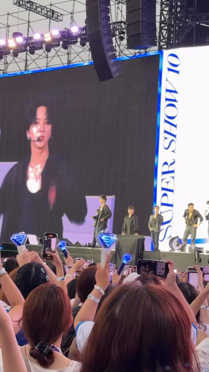 The members were following yesung at the back hahaha finally we got to see this “ting tang ting tang” dance in 2026!!! Cr: yitungchien