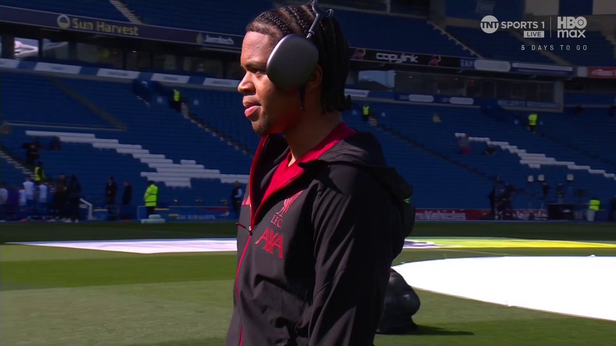 "We're going to be excited about these players for a number of years" Steven Gerrard talks Rio Ngumoha's quality in this Liverpool side... 🎙️ Jules Breach 📺 TNT Sports &amp; discovery+ UK