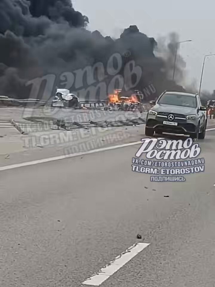 🔥 EXPLOSION D’UN BENZOVOZ : 3 MORTS ET CARNAGE SUR L’AUTOROUTE RUSSE ! 🇷🇺 🔴 Drame massif au 33-34e km de la route Rostov-sur-le-Don — Taganrog : un camion-citerne a dévié dans la voie opposée, percuté 4-5 voitures et explosé violemment. Le feu s’est propagé sur près de 200 m². Au moins 5 véhicules calcinés. ❗️ Bilan : 3 morts confirmés + 2 blessés. Embouteillage monstre de 8 km. ⭐️ Abonnez-vous à Camille Moscow 🇷🇺 🌿 ☦️