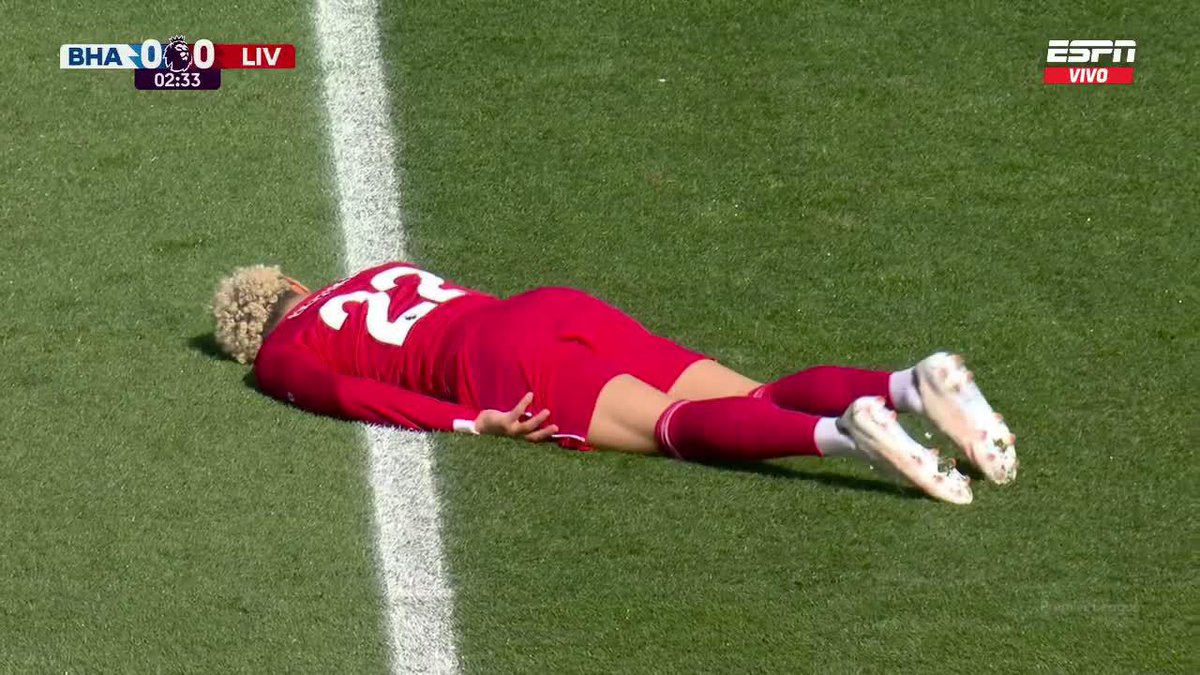 ¡MALAS NOTICIAS PARA LOS REDS! Ekitiké tuvo que dejar la cancha ante Brighton por esta paralítica en el arranque del partido. 📺 Mirá la Premier League por #DisneyPlus Plan Premium