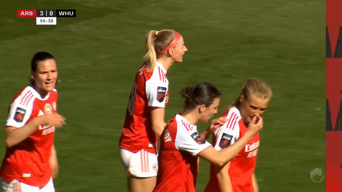 A SENSATIONAL goal from Arsenal's Chloe Kelly! 😰