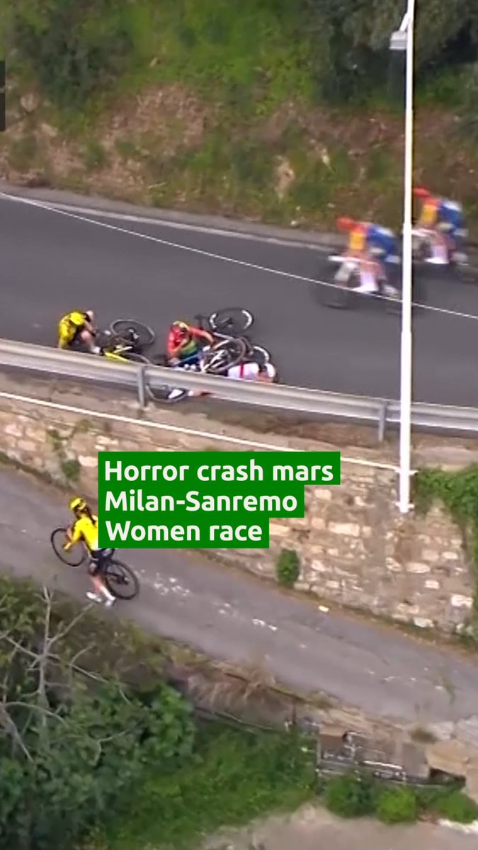 Tombo com 10 ciclistas na descida do Cipressa. 2 das favoritas envolvidas Katarzyna Niewiadoma e Kim (Le Court) Pienaar, MSK 🎖️ #SanRemoWomen #pcfemmes