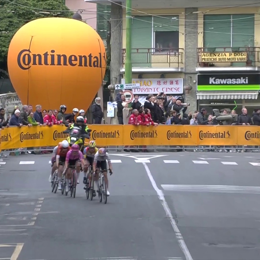 Lotte Kopecky wins Milano-Sanremo with a huge sprint! 👏🔥