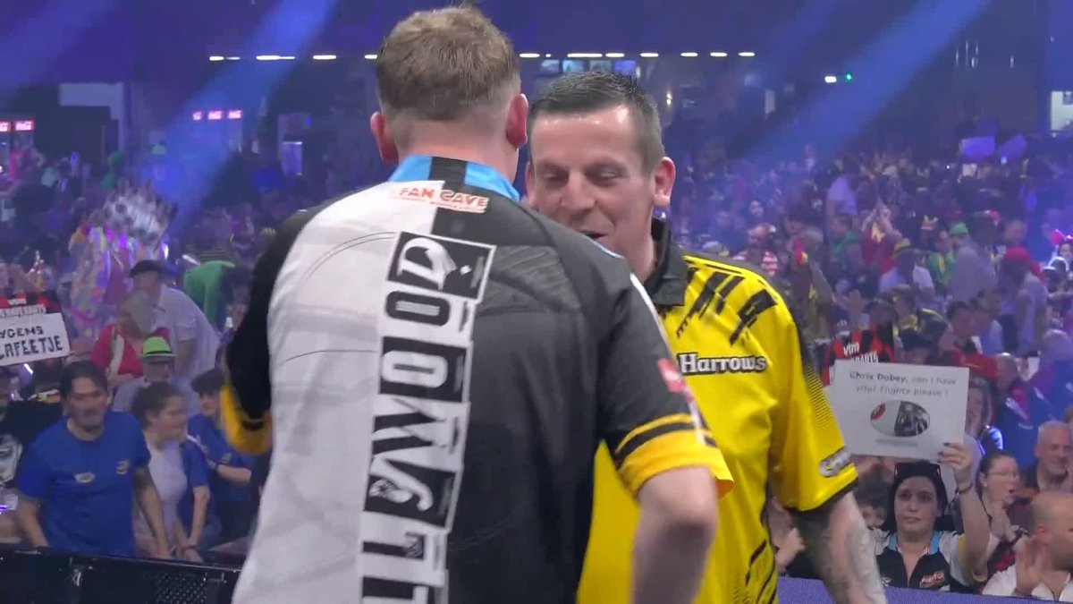 DOBEY DELIVERS IN WIEZE! Chris Dobey takes out a tidy 98 checkout to seal a 6-3 win over European Tour veteran Dave Chisnall! 📺 #ET3