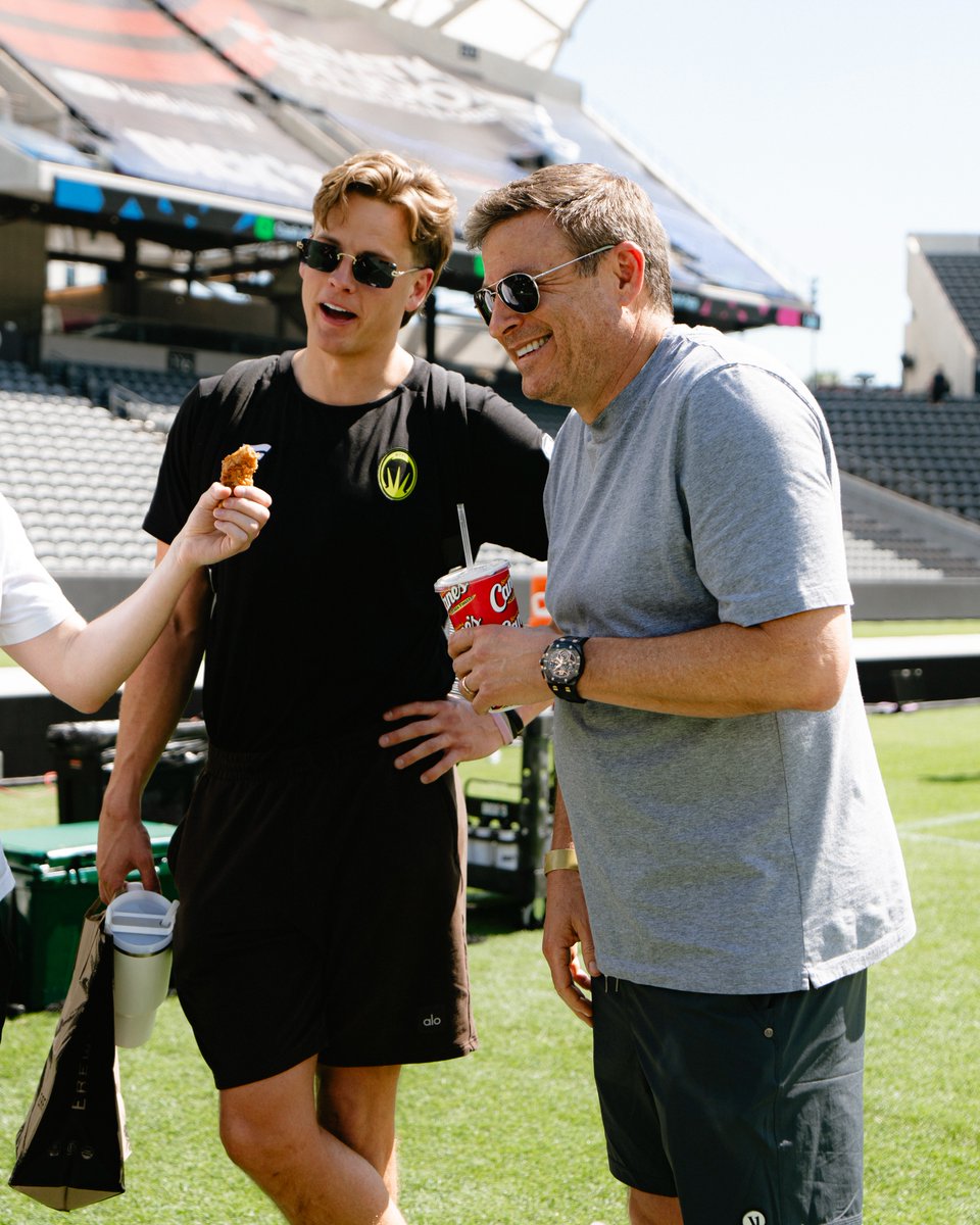 .Todd Graves reporting live with the most delicious mic at the Fanatics Flag Football Classic Tom Brady Joey Burrow Rob Gronkowski Speed⭐️ Saquon Barkley Logan Paul Odell Beckham Jr Deandre Hopkins Kyle Juszczyk