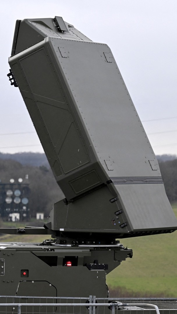 Comment fonctionne "Skydefender", le dôme de Thales ? 🛡️ L'Europe a trouvé son bouclier : avec "Skydefender", Thales propose une protection courte et longue portée contre les drones et les missiles, même hypersoniques. 💬 Hervé Dammann, directeur général adjoint de Thales