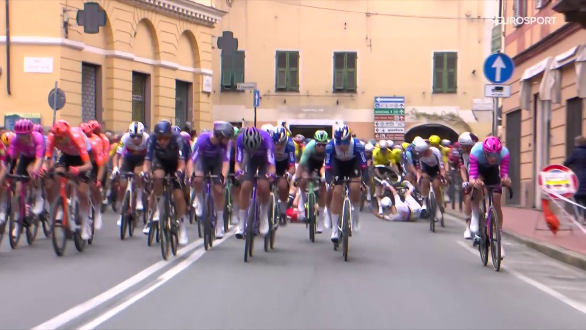 ¡Pogacar al suelo!💥 El campeón del mundo sufre una caída en la aproximación a Cipressa. #MilanoSanremo