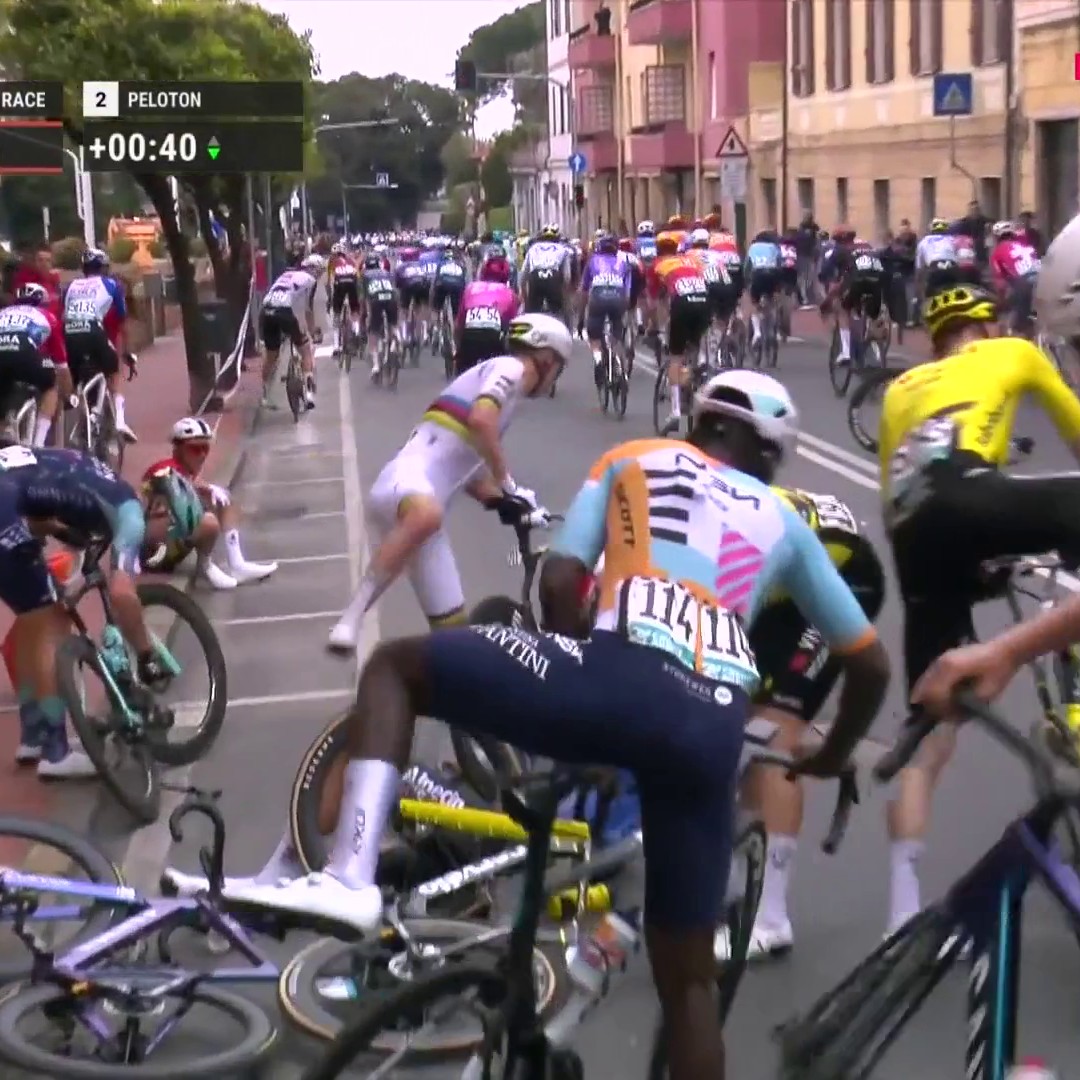 💥 CHUTE DE POGACAR ! Le champion du monde finit au sol, en compagnie de Wout van Aert ou Biniam Girmay à 32 kilomètres de l'arrivée de #MilanoSanremo !