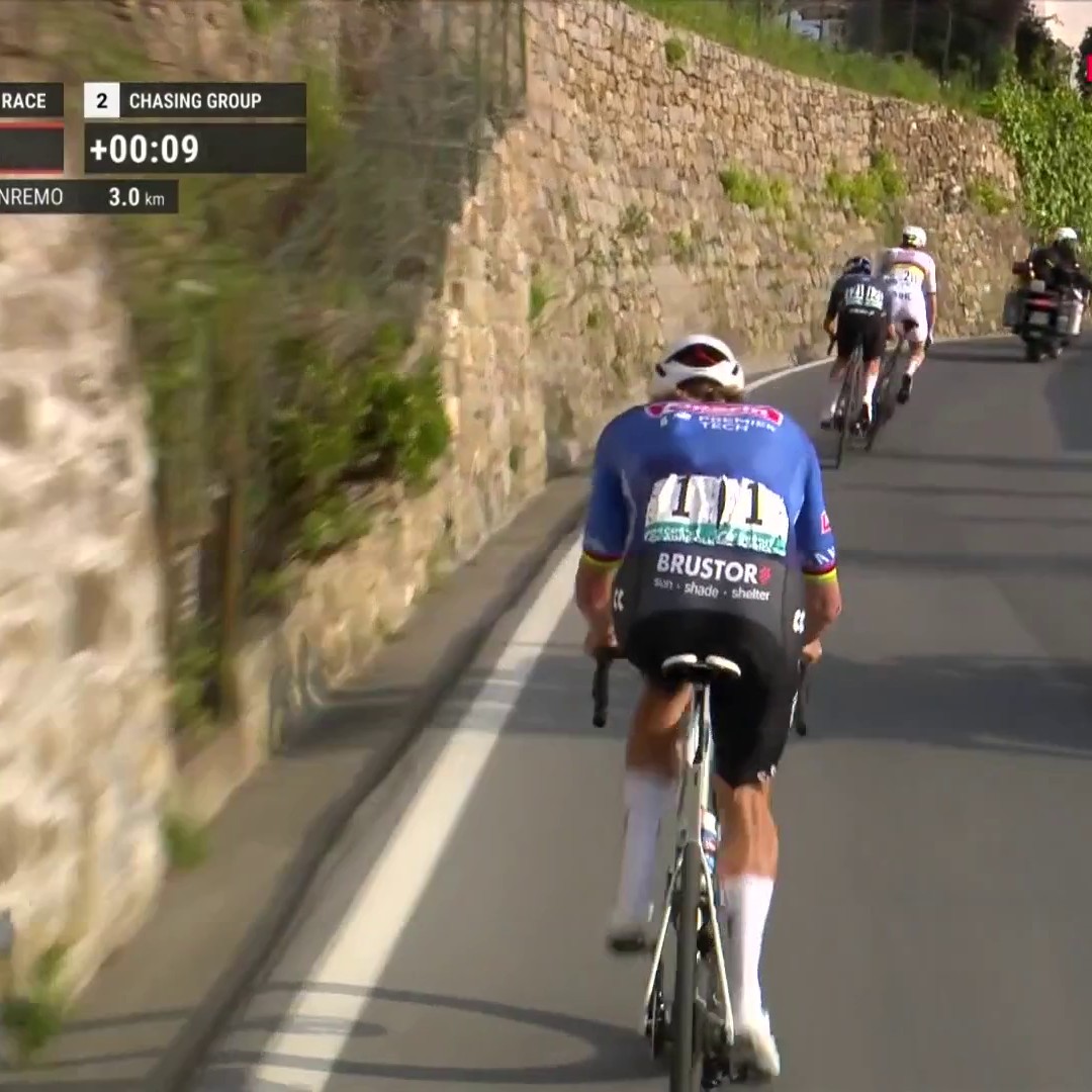 Pogacar en remet une couche dans le Poggio et fait une victime de choix : Van der Poel ! Seul Pidcock parvient ร rester dans la roue de l'ogre slovรจne #MilanoSanremo #LesRP
