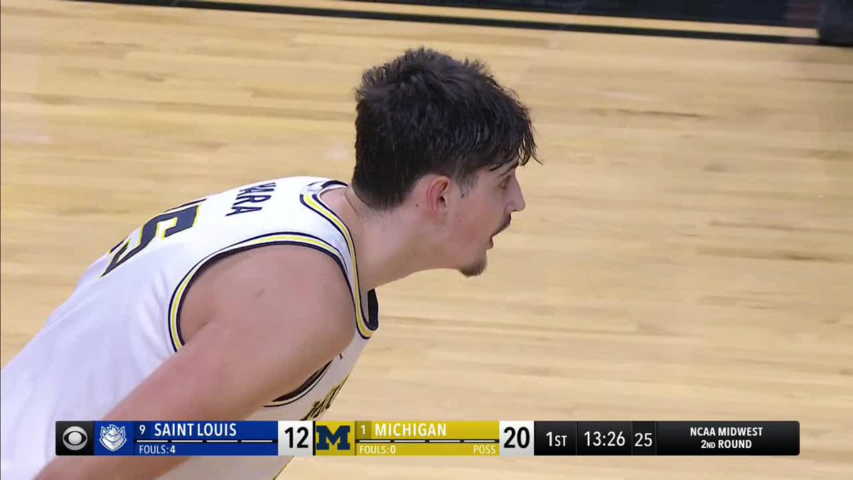 These Michigan bigs are a joke 😭 Yaxel to Mara FULL COURT OOP