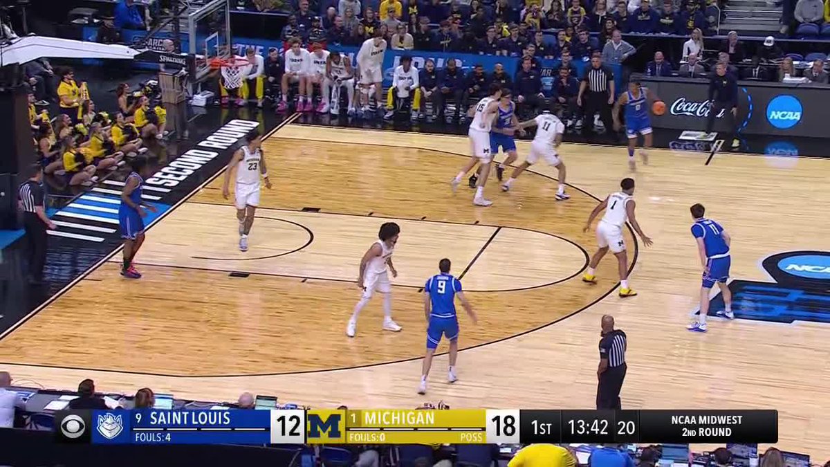 FROM THE OTHER FREE THROW LINE! Yaxel Lendeborg to Aday Mara from way downtown.