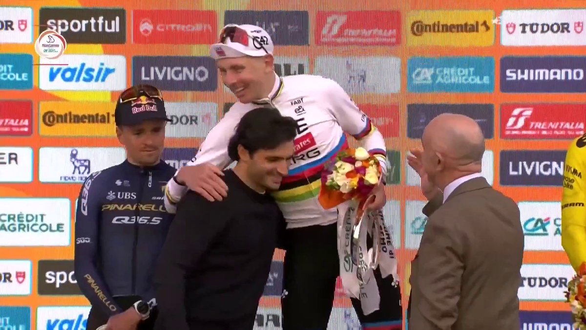 La celebración de Pogacar con Carlos Sainz en el podio de San Remo. 𝑭𝒐𝒄𝒂𝒄𝒄𝒊𝒂 𝒃𝒓𝒐𝒕𝒉𝒆𝒓𝒔 🍕🫶 #MilanoSanremo