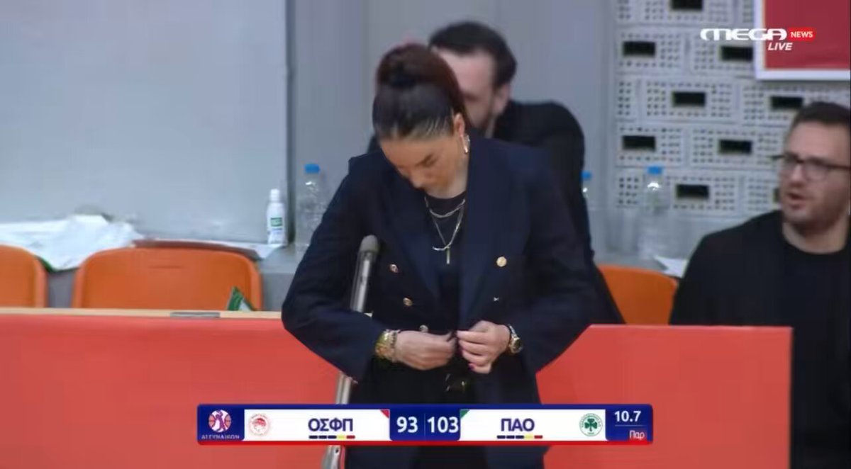 Αγαπημένη συνήθεια πια, μετά τα δίπλα μας να ακούγεται και ο ύμνος του Ολυμπιακού. …ΚΑΙ με τις πατερίτσες της ☘️ #paoac