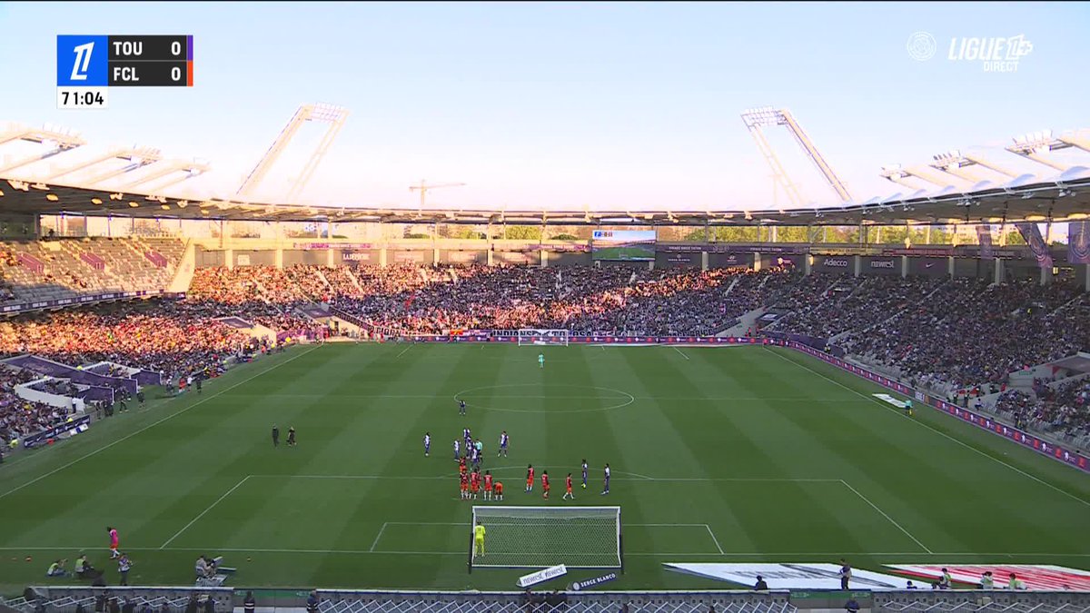 Cette sortie de Guillaume Restes 🇫🇷 qui a pris le soin de 𝗥𝗘𝗧𝗜𝗥𝗘𝗥 𝗦𝗔 𝗖𝗔𝗦𝗤𝗨𝗘𝗧𝗧𝗘 avant de mettre la tête. 😁🧢 Et puis il la remet tranquille derrière. 🤣 🎥 L1+