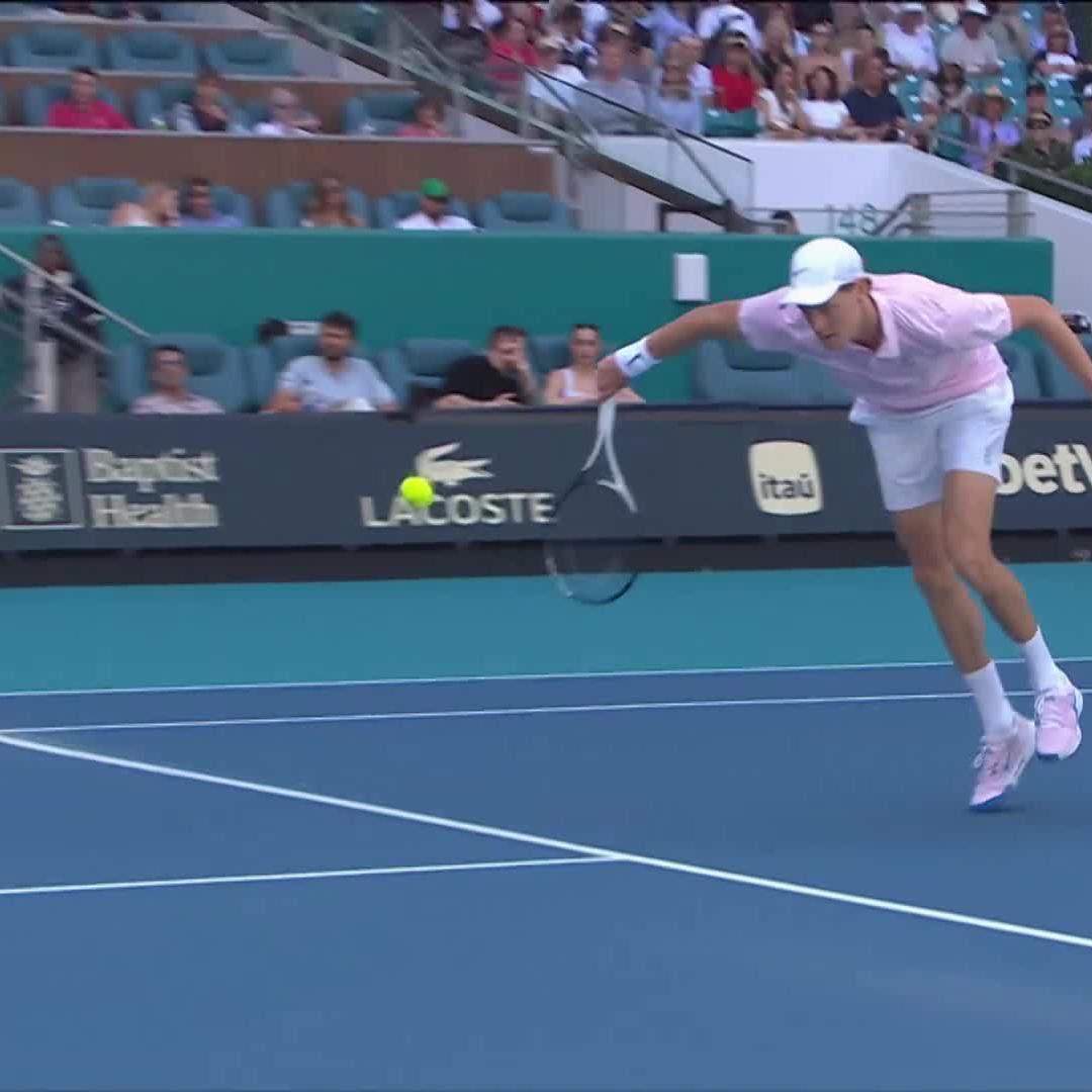 Class 👏 Jannik Sinner making the extremely difficult look easy at #MiamiOpen