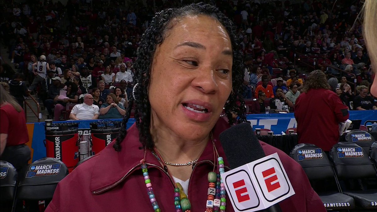 Dawn Staley loves what she's seeing from Joyce Edwards 🔥 Edwards in the first half: 19 PTS | 8-9 FG | 6 REB 😤