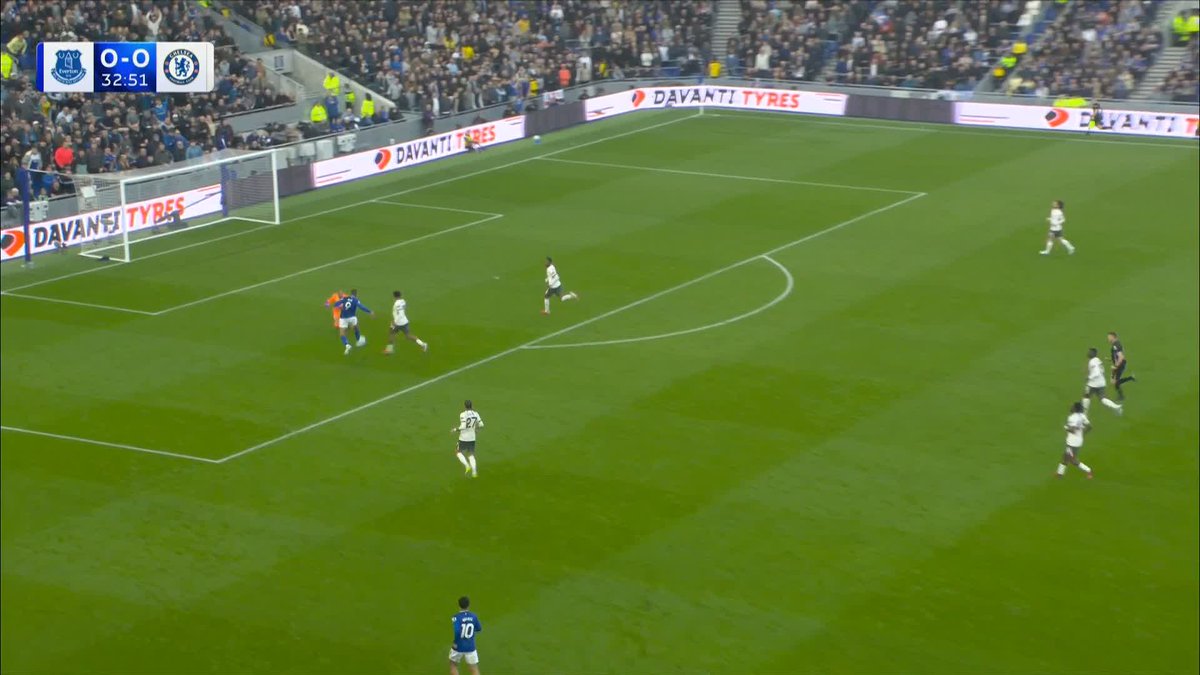 A delightful dink from Beto gives Everton the lead! 👏