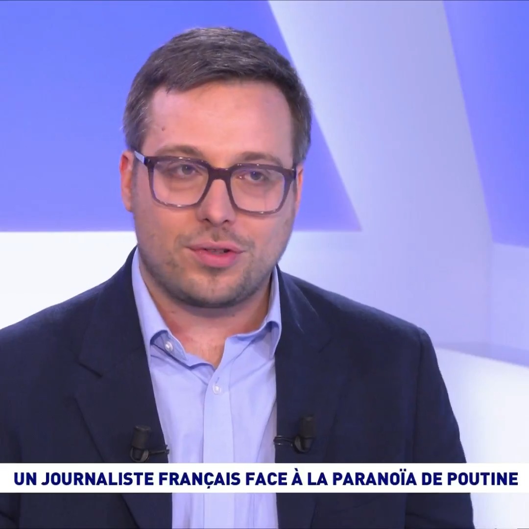 "En 1999, Vladimir #Poutine s'apprêtait à raser la capitale de la Tchétchénie et ce soir-là il va dans ce club avec des stripteaseuses. Vladimir Poutine est en réalité assez différent de l'image ultra conservatrice qu'il essaye de diffuser au quotidien." Paul Gogo invité #cdanslair