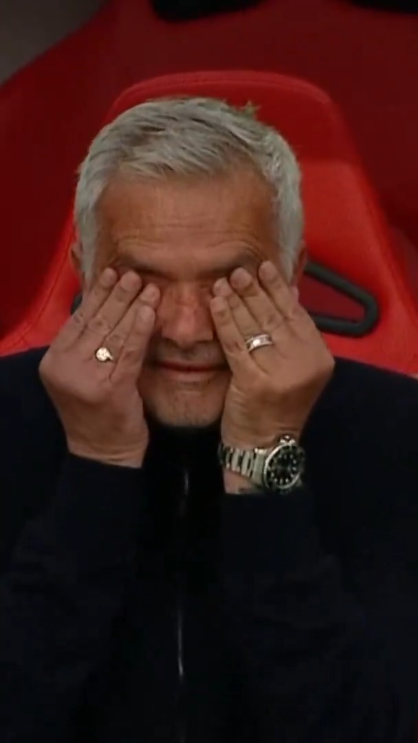 Le lacrime di #Mourinho durante il minuto di silenzio per il preparatore dei portieri e grande amico dello Special One, Silvino Louro prima di #BenficaVitoriaGuimaraes ora live su #DAZN