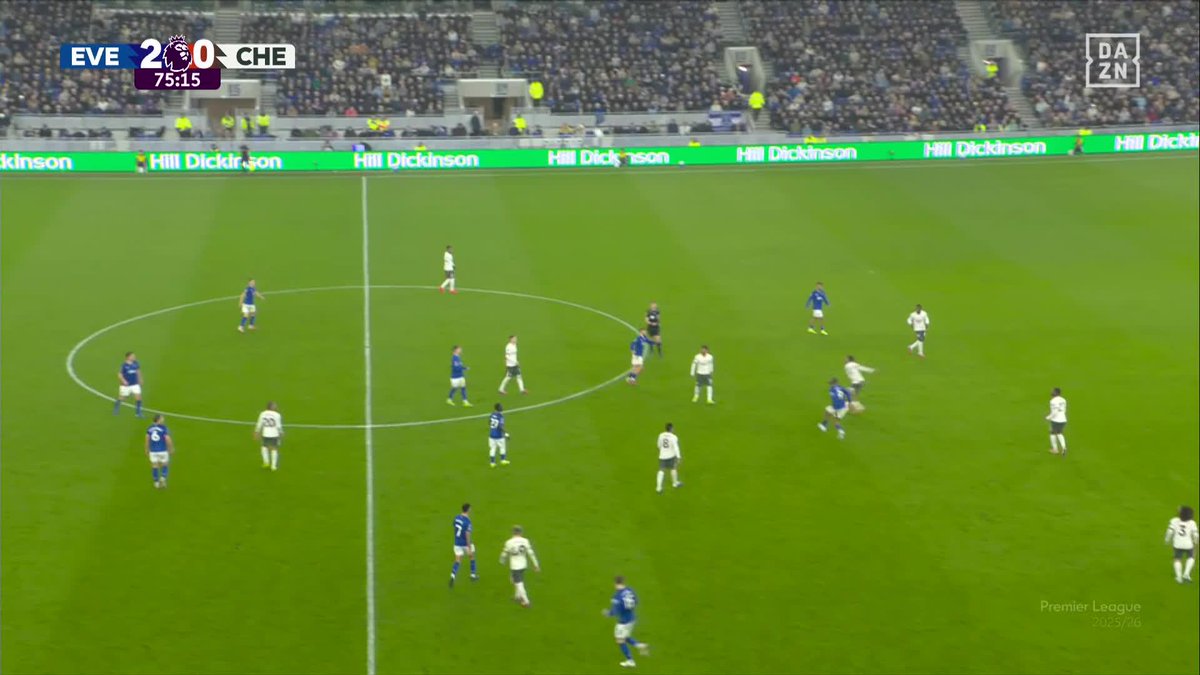 El Everton entra de lleno en la pelea por los puestos de Champions. Así. Como lo oís. El Chelsea aún no sabe ni qué es, ni qué quiere ser. El Everton, en cambio, se conoce muy bien y tiene a un genio como Ndiaye. ¡Gracias por acompañarnos en DAZN España!