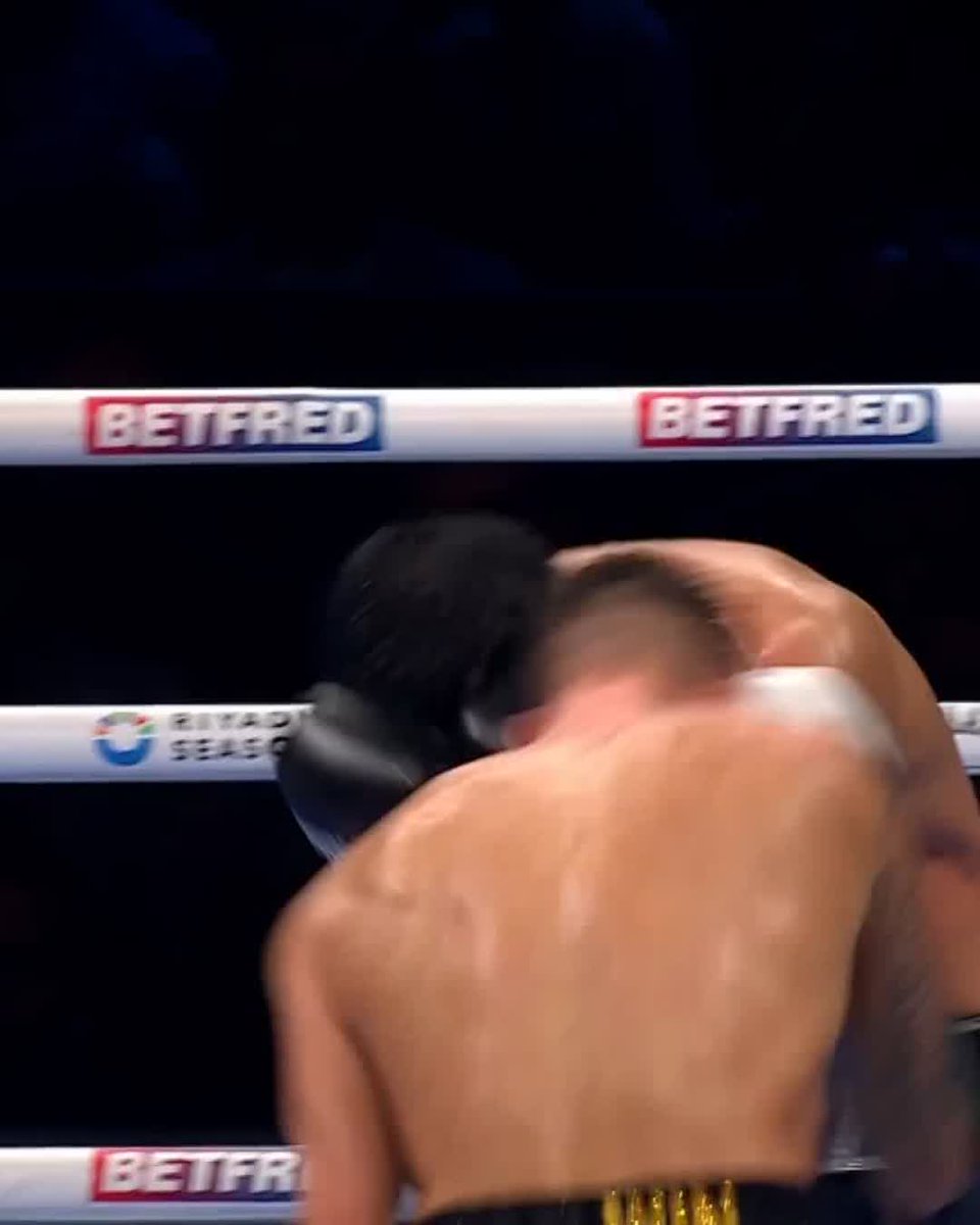 WHAT A SHOT! Leli Butigieg comes through the storm and KO's Jake Goodwin in the 9th 🤯😲 #LiddardDenny live on DAZN