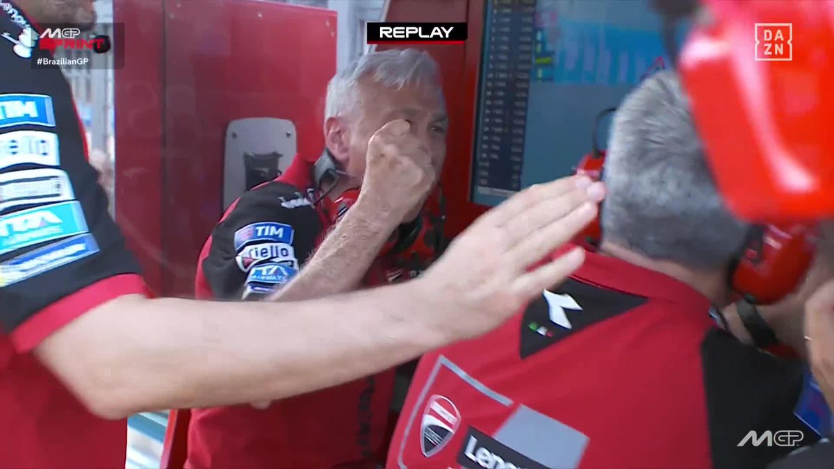 Si Marc Márquez gana, Tardozzi es feliz 😌 La celebración después de la victoria en la sprint #BrazilianGP 🇧🇷 #MotoGP 🏁 🔗