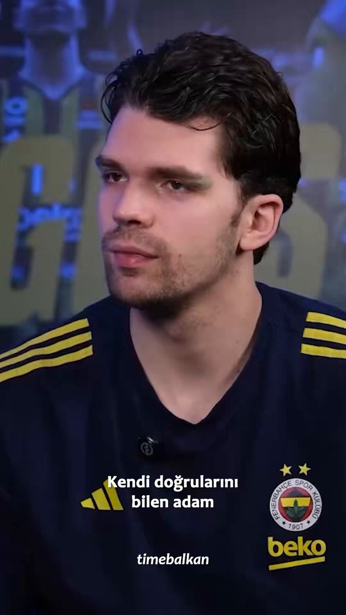 “İdolüm Hz. Muhammed” Fenerbahçe Beko Basketbol Takımı'nın Boşnak asıllı Türk milli oyuncusu Tarık Biberovic, idolünün Hz. Muhammed olduğuna dair söylemine açıklık getirdi. Spor yorumcusu Yağız Sabuncuoğlu: İdolüm Hz.Muhammed diyorsun. Bu inancının sahadaki performansını artırdığını düşünüyor musun? Tarık Biberovic: Biz Allah'ın yolundan, peygamberimizin izinden giden Müslümanız. Öz güvenimi sağlayan şey bu. 🎥 Yağız Sabuncuoğlu Youtube #Boşnak #basketbolcu #TarikBiberovic #idol #HzMuhammed
