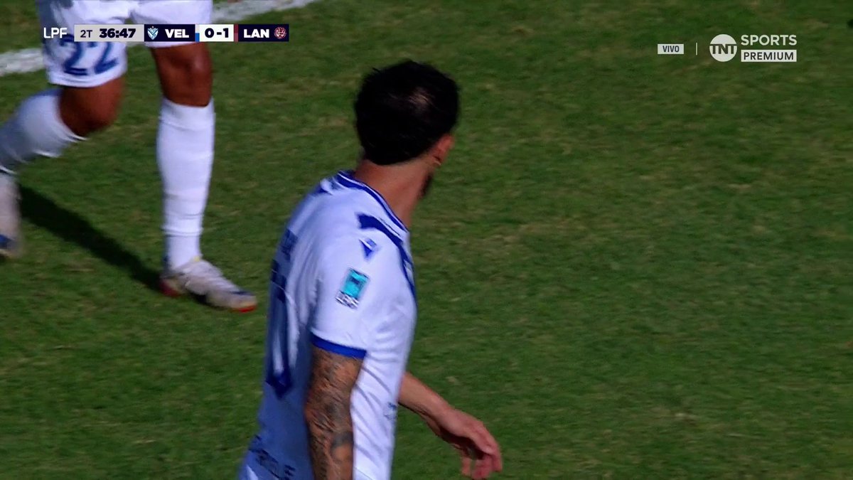 ❗️ESCANDALOSO ROBO: DÓVALO NO ECHÓ AL ARQUERO DE LANÚS POR DOBLE AMARILLA ❌El referí no se animó a expulsar a Losada y la gente de Vélez explotó contra Chiqui Tapia cantando el himno que ya suena en todas las canchas El “Grana” no tenía más cambios👇