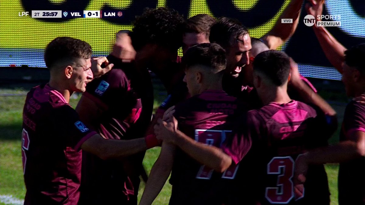 "Lanús" Porque le rompió bien el orto por 1-0 a Vélez como visitante por el Torneo Apertura de Argentina. Se habían agrandado por ganar varios partidos seguidos pero hoy probaron la tremenda pija Granate, alta putita el Fortín.