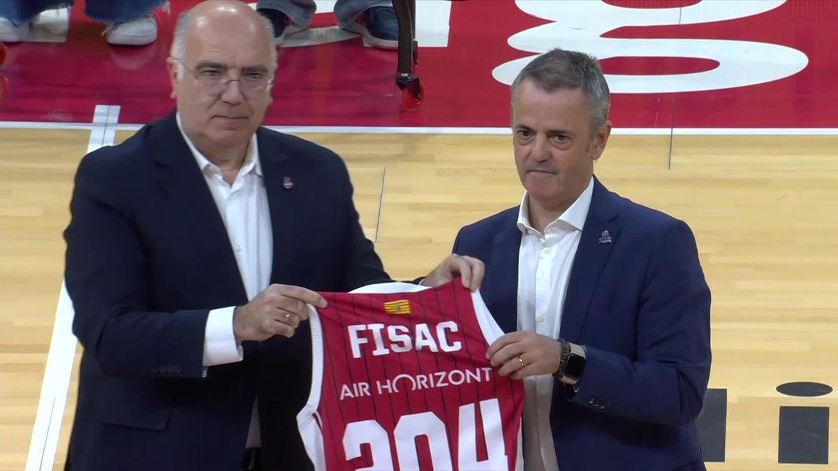 👏 ¡Así homenajeaba Casademont Zaragoza a PORFI FISAC al inicio del encuentro! 2⃣0⃣4⃣ partidos en cinco temporadas en dos etapas le convierten en el entrenador con más partidos dirigidos en el conjunto maño. 📺 DAZN España | #LigaEndesa