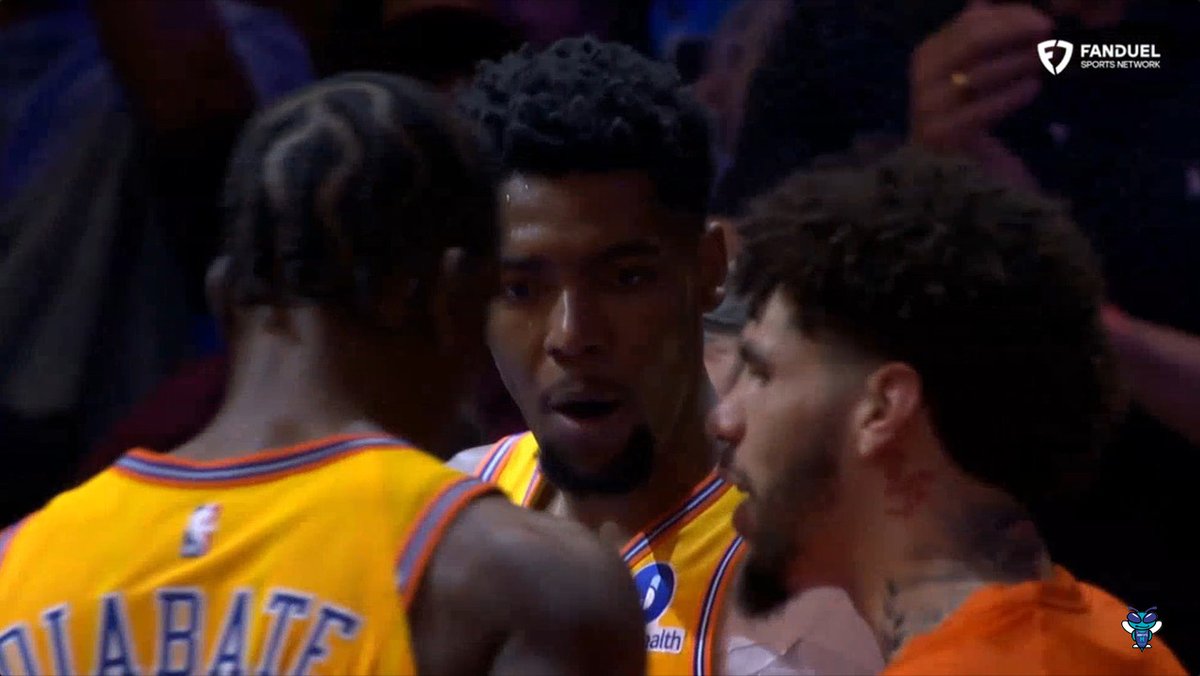 DEFENSE to OFFENSE! 👏 🗣️ Eric Collins: "This is Hornets basketball."