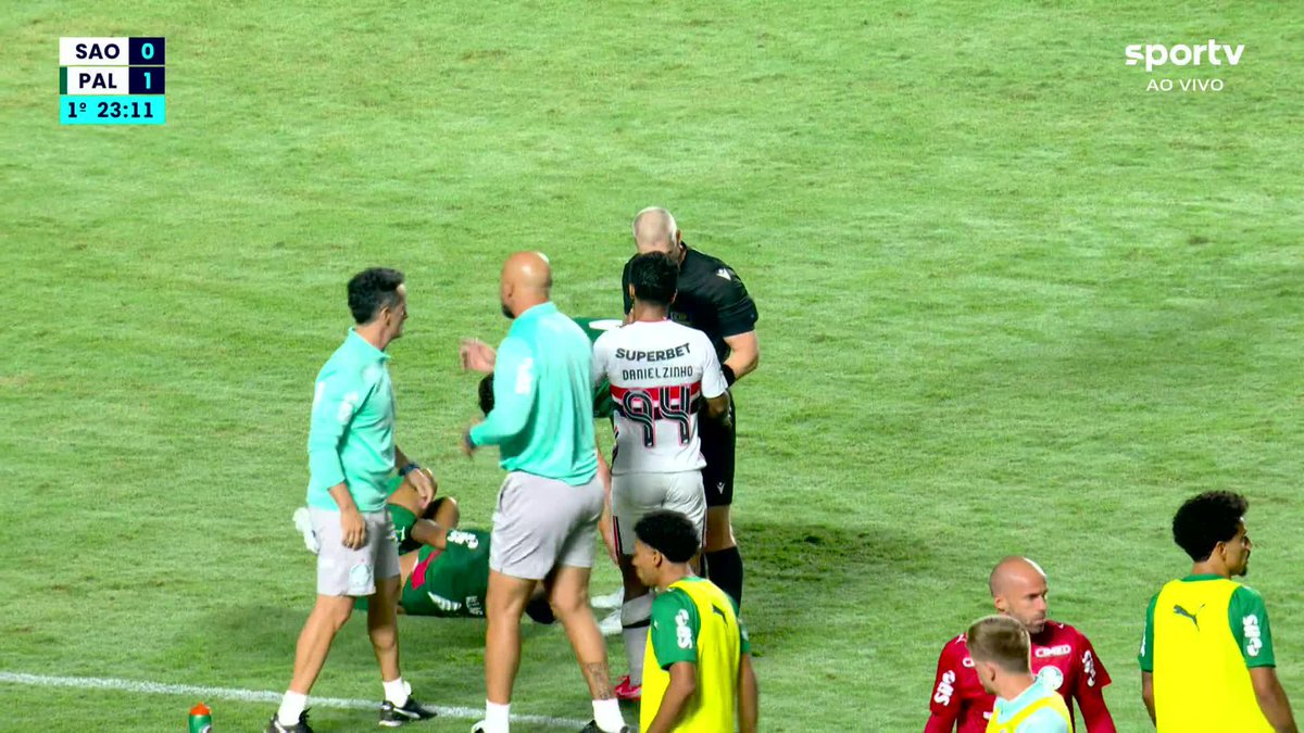 Abel Ferreira e o banco de reservas do Palmeiras se revoltaram após entrada em Allan. Daronco: "Senta todo mundo!" 🎥 sportv | ge