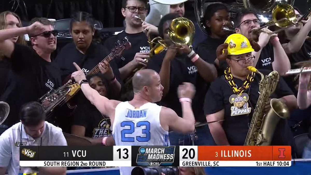 "That's a little bit of a troll job" - Ian Eagle on the VCU band director wearing a UNC jersey 😬