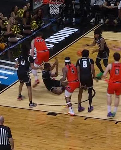 TYRELL WARD CLIMBED THE LADDER FOR THIS VCU OOP OMG 🤯