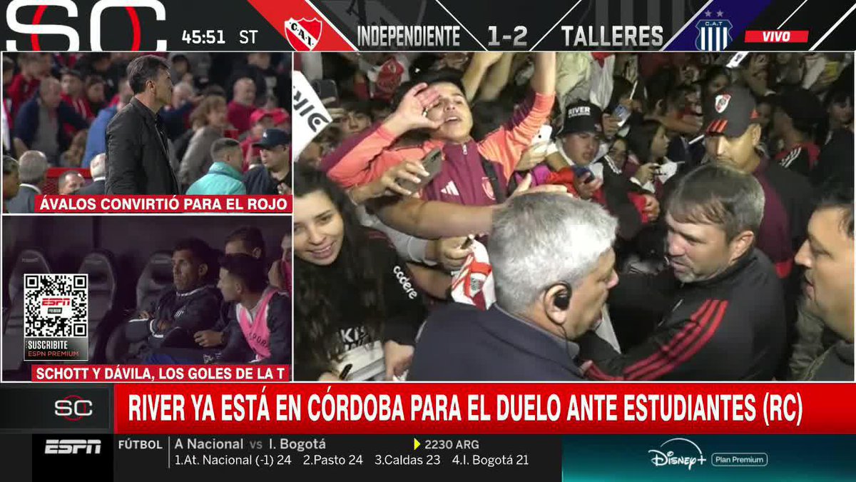 ¡LOCURA POR RIVER EN RÍO CUARTO! El Chacho Coudet y los jugadores salieron a saludar al mar de gente del Millonario. 📺 #SportsCenter | #DisneyPlus Plan Premium