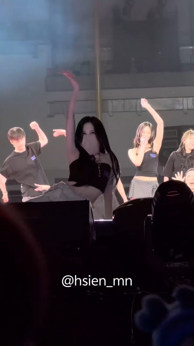 Mina happily cheering for Tzuyu and doing the ending pose together, she's so cute 😭