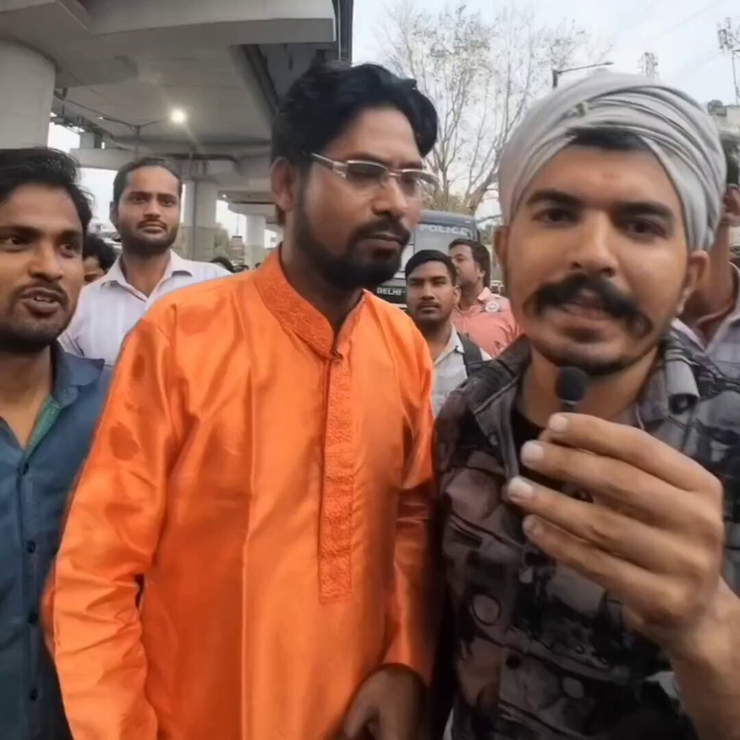 “पंडित हूं पंडित, दादा परशुराम के बच्चे हैं, हिम्मत है तो सामने आओ” ये सब दिल्ली के उत्तमनगर में मुसलमानों को ईद के दिन धमकी दे रहे थे, पुलिस देखते है दुम दबाकर भाग गए। वीडियो अंत तक देखें, कुत्तों की तरह भागे हैं😂