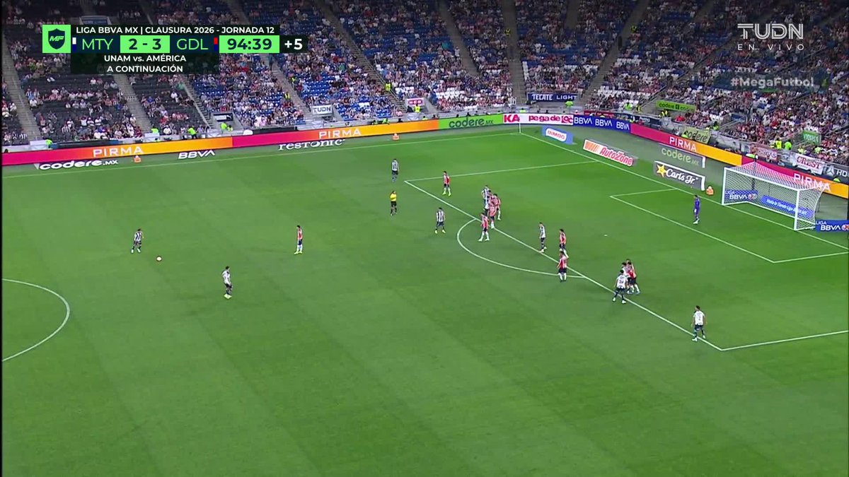 -Chivas ganaba 3-0 -Rayados mete dos goles en 5 min -Penal para Rayados de último minuto -Tala Rangel ataja el penal Liga Mx, exceso de cine. 🚬