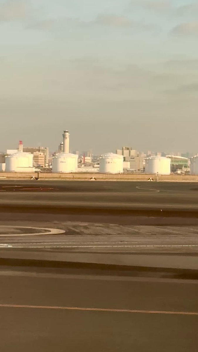【解説】 離陸途中にイヤホンを床に落としてそれを拾おうとベルトを外し通路にまで出てきた12Cのおじさん。再三CAさんから「お座り下さい‼︎」と注意されるも探し続けようとする無謀。他人を巻き込む恐れもあった。 #羽田空港 #安全阻害行為