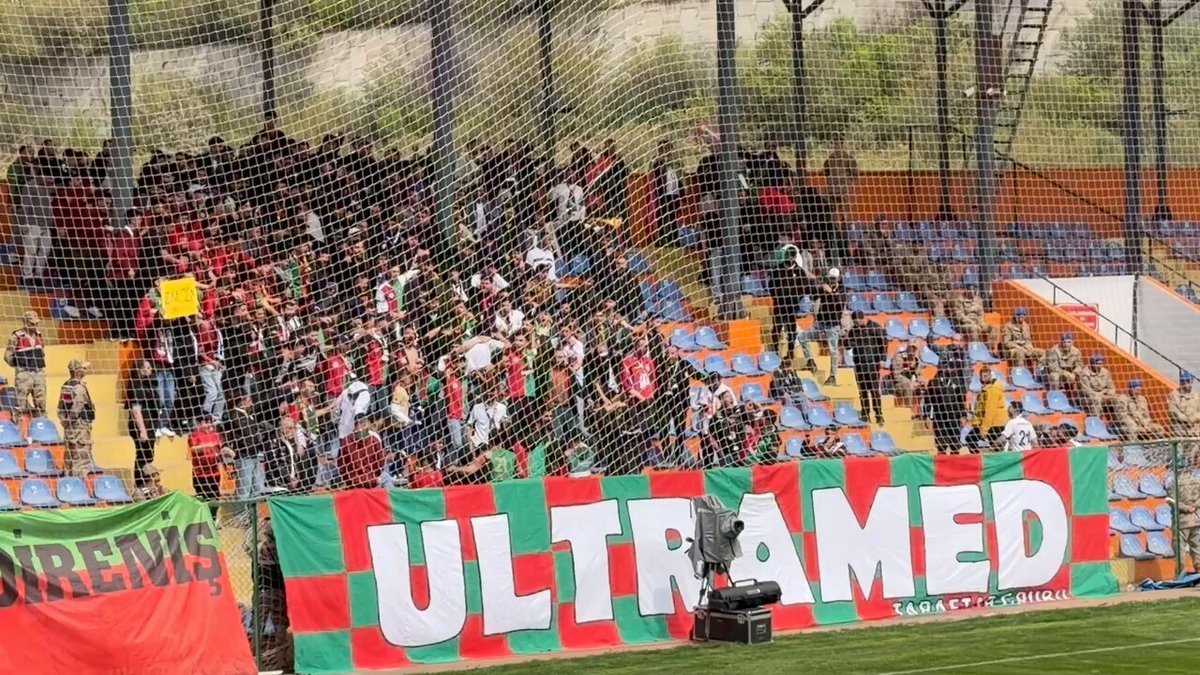 Hatay İskenderun’da Amedspor taraftarları yerini almaya başladı.