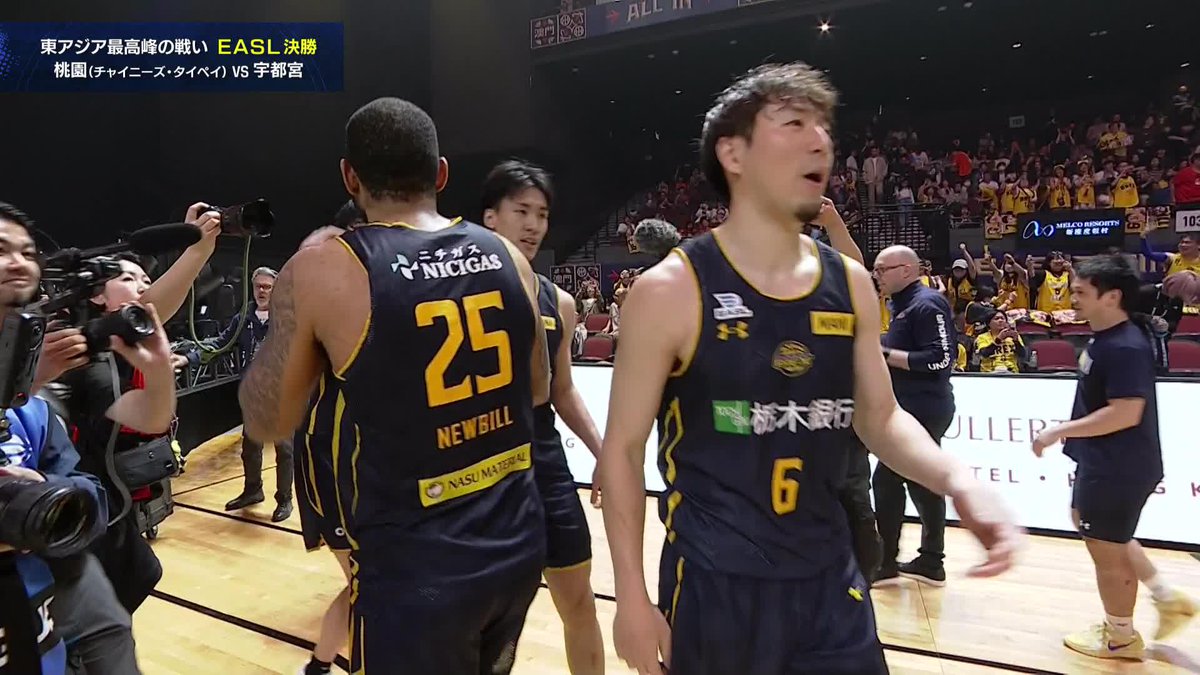 【EASL】 3/22(日) 決勝 試合終了 ブレックス 90 - 81 桃園 #7 小川が価値ある3Pシュートを決めるも桃園に連続得点を決められてしまう。 我慢の時間帯が続く中、#34 ジェレットが得点を決めると、#33 エドワーズが価値ある3Pシュートを決める。 激しく追い上げてくる桃園に苦しめられながらも振り切り、90-81で勝利！ ブレックスファンとともに掴んだEASL初優勝！！ 本日も勝利の後押しをありがとうございました！ ▼U-NEXTでEASL独占生配信 #Transcend #BREX