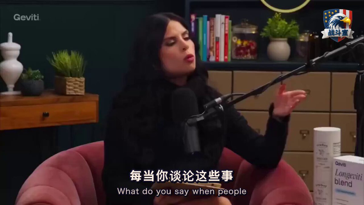珍妮·麦卡锡（Jenny McCarthy）刚刚撕开了精英阶层的双标现场。 面对“你又不是医生”的指责。 她只回了一句话。 “你说得对，我不是。但比尔·盖茨（Bill Gates）也不是。” 为什么大流行期间。 盖茨出现在每一个该死的脱口秀里？ 他在电视上指挥全世界接种疫苗。 那时候，没人问他有没有行医执照。 麦卡锡读过两年护校。 但这在精英眼中毫无意义。 只要不听指挥，平民的调研就是“反科学”。 只要顺从叙事，大佬的发言就是“金科玉律”。 以前这套逻辑行得通。 因为话筒在他们手里。 现在这个滤镜碎了。 为什么写代码的人可以定义公共卫生？ 为什么质疑者必须闭嘴？ 这到底是在救命。 还是在驯化？