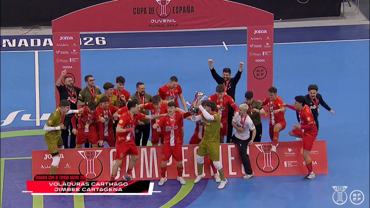 ¡La levantan bien alto al cielo de Granada! CanteraJimbee, CAMPEÓN de la Copa e España Juvenil 2026. ¡Enhorabuena Jimbee Cartagena Costa Cálida ❤️🤍! ❤️🤍🏆🥇 #FutsalRFEF | #CopaDeEspañaRenfe