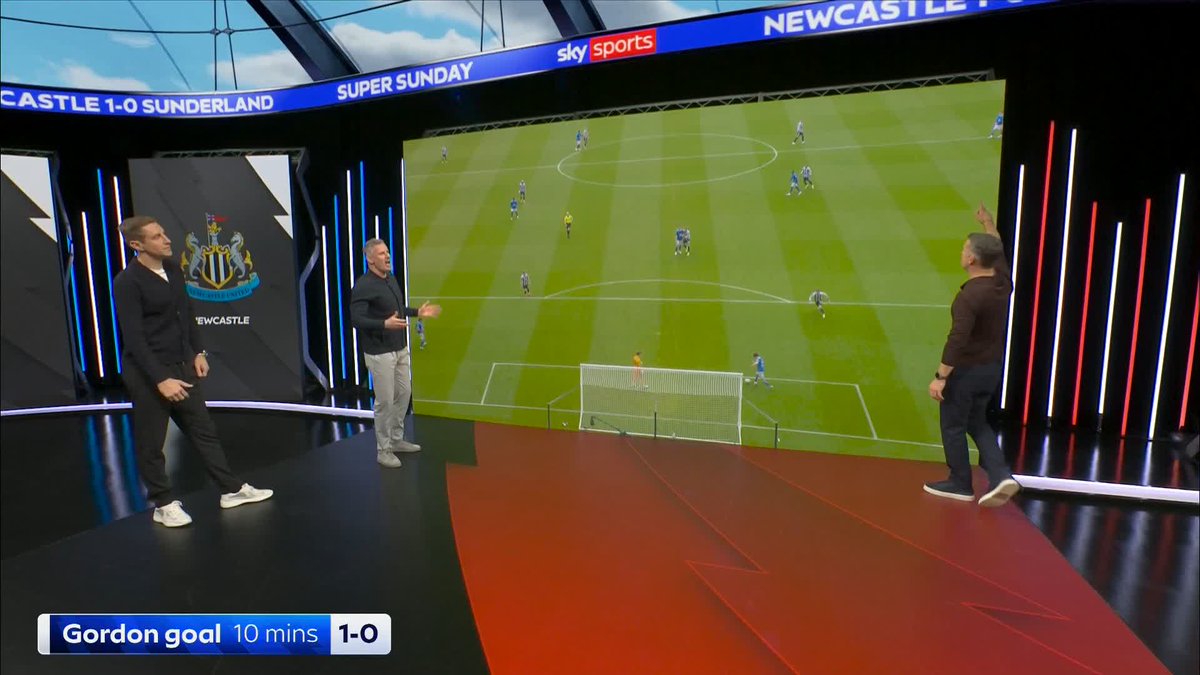 "This isn't on the players, it's on the manager!" Jamie Carragher analyses Luke O'Nien’s mistake that led to Anthony Gordon’s goal 🔎