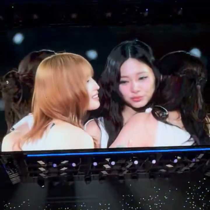 The members wiping their tears after Tzuyu's speech, telling her she's worked hard, and giving her a group hug 🥺🥺🥺