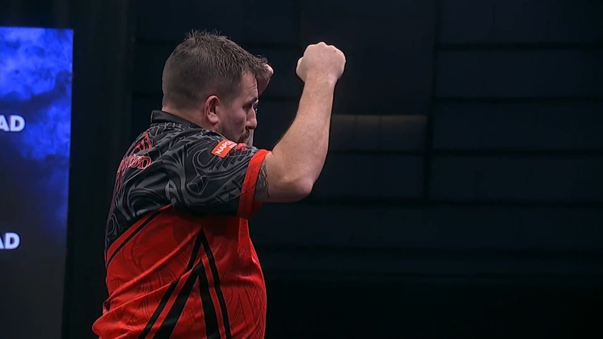 THE FERRET ROLLS ON! A third consecutive game serves the full eleven legs, with Jonny Clayton this time prevailing against Ross Smith to reach the quarter-finals! 📺 #ET3