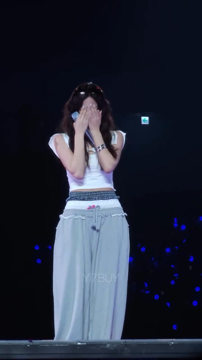 Tzuyu crying so hard from Taiwan ONCEs chanting her name then using her sunglasses to hide her tears 🥺😭