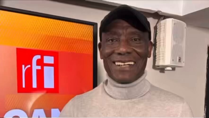 🔴🔴|| الدولي الكاميروني 🇨🇲 السابق جوزيف أنطوان بيل 🗣️🎙️: "في الواقع، أنا مندهش نوعا ما، وأتعجب من كل أولئك الذين يعلقون اليوم ولم يفعلوا ذلك في الوقت المناسب. الأمر الأول هو أن الأشخاص الثلاثة المتهمين اليوم لم يتحركوا من تلقاء أنفسهم، بل إن الفاعلين في مجال كرة القدم هم من قاموا برفع الأمر إليهم، وهو حق مكفول لهم يجب التذكير به. ​كل هذا منصوص عليه ومنظم قانونيا. لذا، كان الأحرى بنا أن نتحسر، أو نشتكي، أو نندم، أو نفعل ما نشاء يوم المباراة النهائية. في ذلك اليوم تحديدا كان يجب الاستياء من التصرف الأول الذي حدث، وهو مغادرة أرض الملعب. وعلى كل من أيدوا انسحاب #السنغال 🇸🇳 من الملعب بحجة الدفاع عن الوطن، أن يدركوا اليوم عواقب ذلك الفعل، وهو فعل منصوص عليه أيضا في القوانين. ​لقد قلت حينها إن ذلك التصرف كان عفا عليه الزمن (غير منطقي). اليوم، الجميع يعلم أن الفريق الذي يغادر أرض الملعب يخسر المباراة تلقائيا، لذا لم يكن ينبغي الانسحاب."