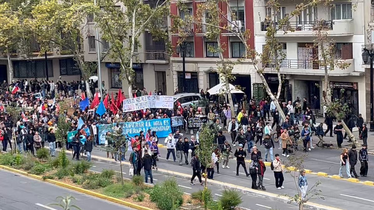 🚨URGENTE Miles de personas marchan por la Alameda protestando contra las políticas dictatoriales de José Kast.