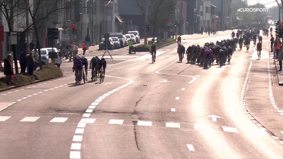 The attackers were SO close to derail the bunch sprint... 😢But Dylan Groenwegen truly came from behind like a Rocket, passing Dehairs and Malecki just before the finish line. 🚀 2nd victory this weekend, he's in great shape. #GPMonsere